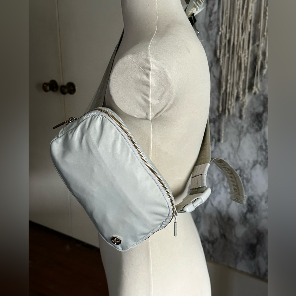 Lululemon Athletica Gray White Gold Glitter Crossbody Everywhere Belt Bag 1L - Picture 3 of 16